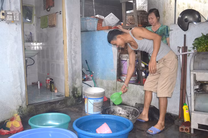 Gia đình anh Bùi Đại Đồng, khu 6, phường Quang Hanh (Cẩm Phả) tận dụng mọi vật dụng để hứng nước mưa dùng tạm trong những ngày mất nước