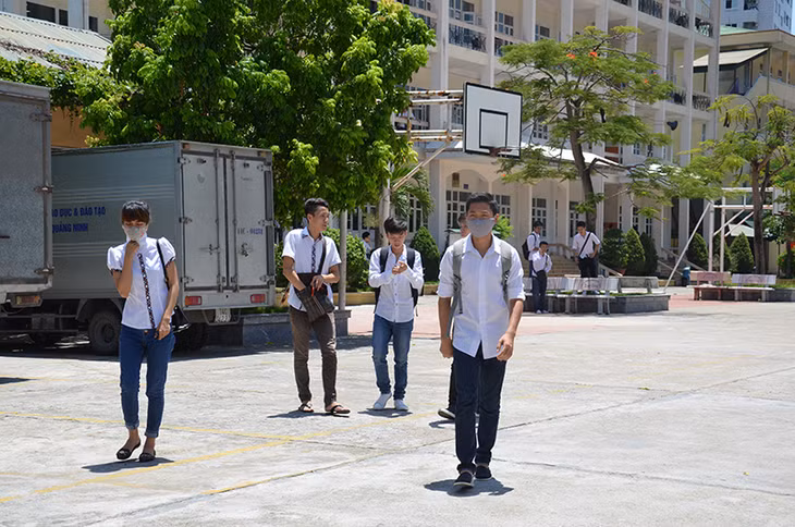 Thí sinh Điểm thi THPT Văn Lang đội nắng rời phòng thi môn Toán