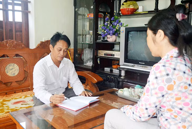 Ông Nguyễn Đức Quyền, Bí thư chi bộ kiêm trưởng thôn 2 xã Quảng Chính trao đổi công việc với Trưởng ban công tác mặt trận thôn.