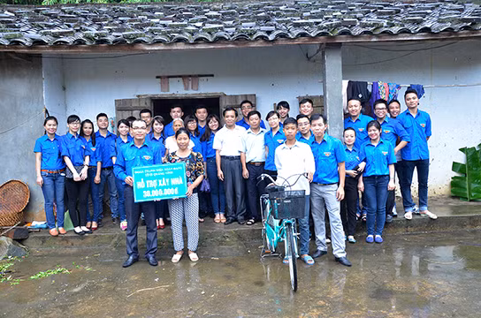 Hỗ trợ 30 triệu đồng xây nhà cho gia đình bà Vũ Thị Nhiệm, thôn Ngà Mèo dưới, xã Lục Hồn và tặng 1 xe đạp cho cháu Bùi Hồng Quân( con trai bà Nhiệm)