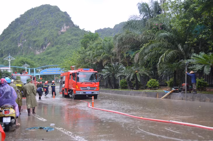 Xe cứu hỏa được huy động đến khu vực trước cổng nghĩa trang An Lạc Viên để hút nước.