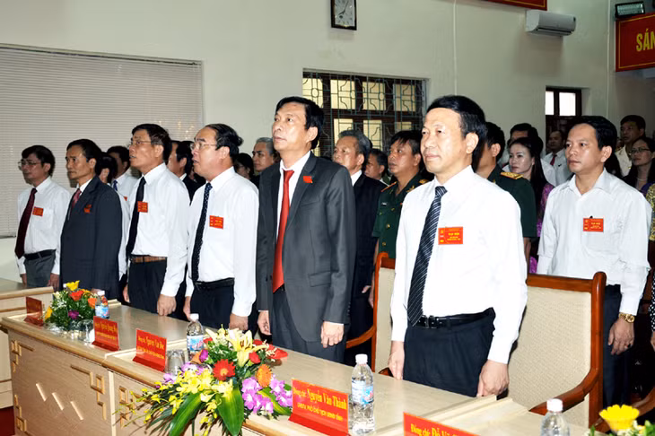 Các đại biểu chào cờ tại Đại hội.