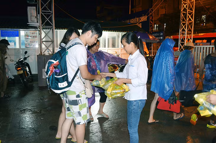 Và trao suất ăn nhẹ của tỉnh hỗ trợ.