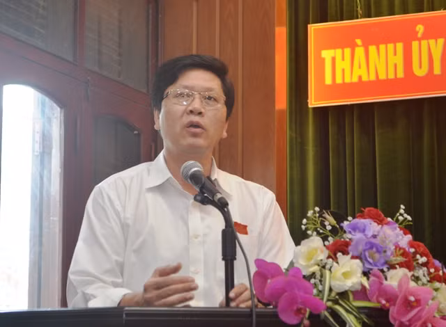 Đồng chí Phạm Hồng Cẩm, Phó trưởng ban thường trực Ban Tuyên giáo Tỉnh ủy phát biểu tại hội nghị