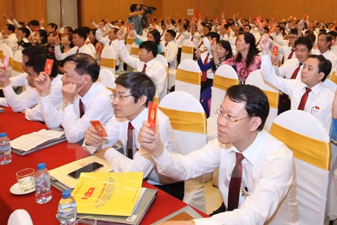 Biểu quyết lấy ý kiến tại một đại hội đảng bộ cơ sở. (Ảnh: Ngọc Hà/TTXVN)