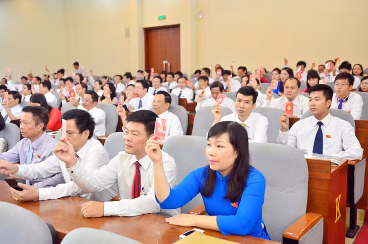 Đại biểu dự đại hội biểu quyết các nghị quyết quan trọng được thông qua.