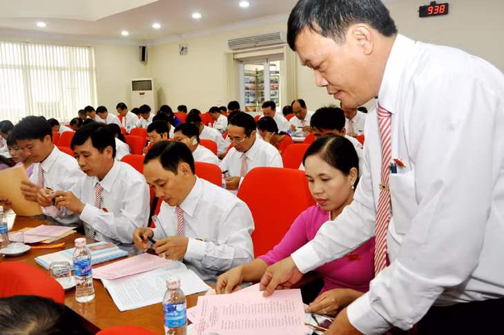 Phát phiếu bầu cử cho đại biểu