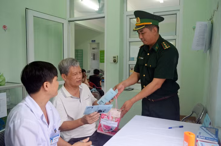 Phát thuốc và tặng quà cho các đối tượng chính sách 