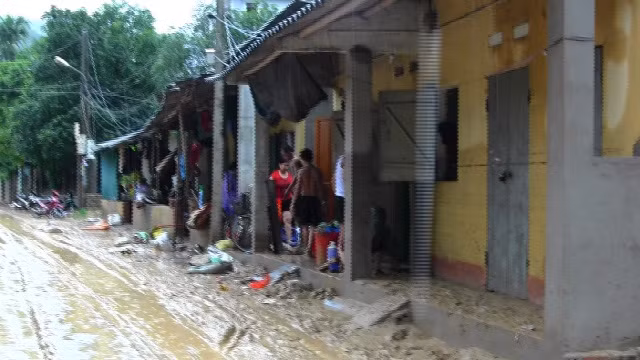 Người dân tại các vùng bị ngập lụt vất vả dọn dẹp nhà cửa sau khi nước rút