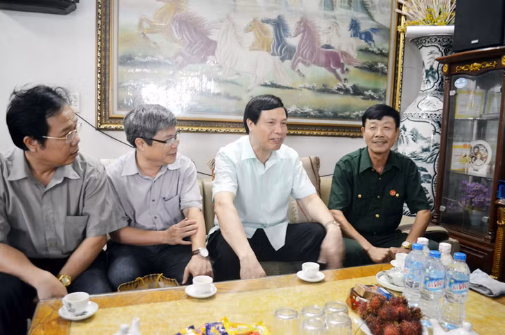 Đồng chí Nguyễn Đức Long, Chủ tịch UBND tỉnh thăm gia đình thương binh Nguyễn Văn Bảy, khu Vĩnh Kha, Thị trấn Mạo Khê.