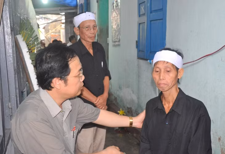 Đồng chí Phạm Hùng Sơn, Phó Chủ tịch Ủy ban MTTQ tỉnh chia sẻ với thân nhân bà Chu Thị Lý, tổ 33, khu 3, phường Cao Thắng.
