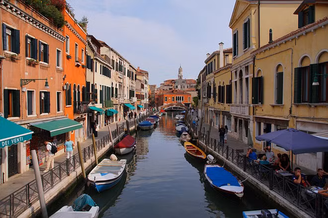 Venice là thành phố duy nhất nằm trên một nhóm 118 hòn đảo được ngăn cách bởi các kênh đào. Nơi đây có khoảng 179 kênh đào và các hòn đảo được kết nối với nhau thông qua hơn 400 cây cầu. Được mệnh danh là “thành phố kênh đào đẹp nhất hành tinh”, Venice hàng ngày đón hơn 50.000 lượt khách tham quan đến chiêm ngưỡng và khám phá. Phương tiện giao thông chính ở đây là tàu thuyền, được gọi với cái tên là Gondola. Ngày nay, toàn thành phố có hơn 350 Gondola và hầu hết chuyến du lịch không thiếu vắng hình thức vận chuyển này. Kênh đào Grand Canal có chiều dài 3.800 m được xem là đường thuỷ chính ở Venice. Ngoài việc ngồi thuyền Gondola thong dong trên Grand Canal và các kênh rạch nhỏ khác, bạn cũng có thể thưởng thức vẻ đẹp hấp dẫn của những cung điện và nhiều toà nhà lịch sử khác.