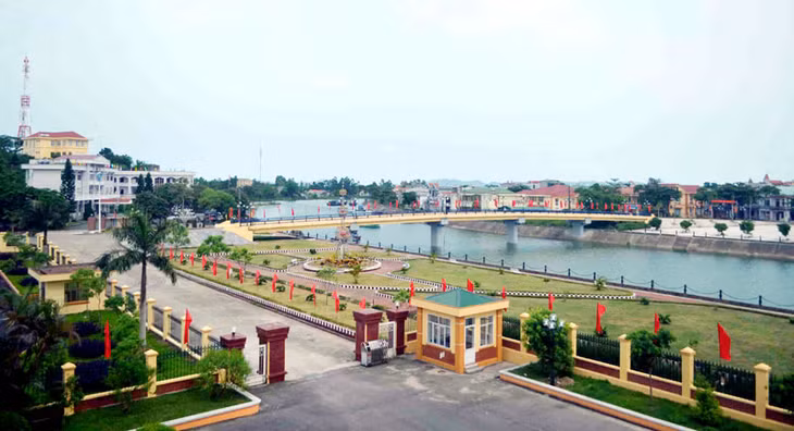 Trung tâm huyện Hải Hà được trang hoàng cờ, phướn, băng rôn... chào mừng Đại hội Đảng bộ huyện lần thứ XXI, nhiệm kỳ 2015-2020.