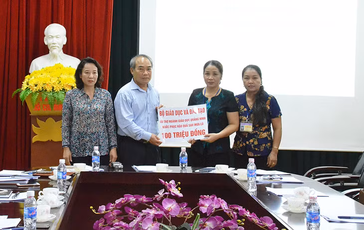 Đồng chí Nguyễn Vinh Hiển, Thứ trưởng Bộ GD&ĐT trao tiền ủng hộ cho Sở GD&ĐT khắc phục sau mưa lũ