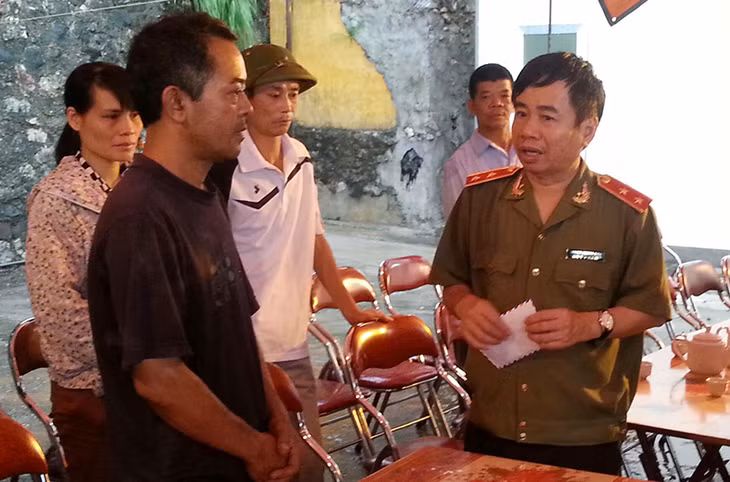 Trung tướng Phạm Quang Cử trao hỗ trợ của Bộ Công an cho gia đình nạn nhân.