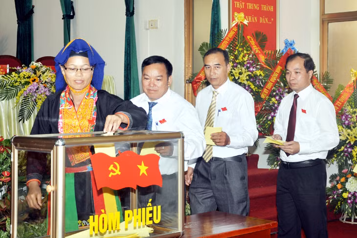 Các đại biểu bầu BCH khóa mới và bầu trực tiếp Bí thư Huyện ủy nhiệm kỳ 2015-2020.