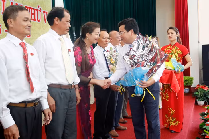Bí thư Huyện ủy, Chủ tịch UBND huyện tặng hoa và chia tay các đồng chí cấp ủy khóa cũ không tham gia Ban Chấp hành Đảng bộ huyện nhiệm kỳ 2015-2020.