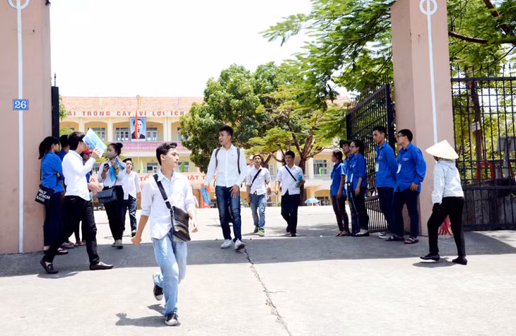 Đội TNTN tại Điểm thi THPT Lê Hồng Phong (Cẩm Phả).