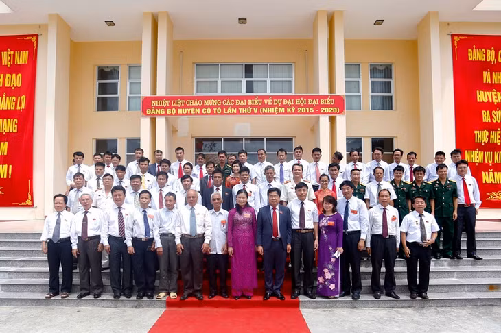 Đồng chí Đỗ Thị Hoàng, Phó Bí thư Thường trực Tỉnh ủy, Trưởng Đoàn ĐBQH tỉnh chụp ảnh lưu niệm...