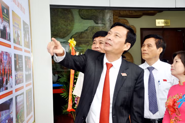 Đồng chí Nguyễn Văn Đọc, Bí thư Tỉnh ủy, Chủ tịch HĐND tỉnh xem những hình ảnh về thành tựu nổi bật của TP Hạ Long nhiệm kỳ vừa qua.