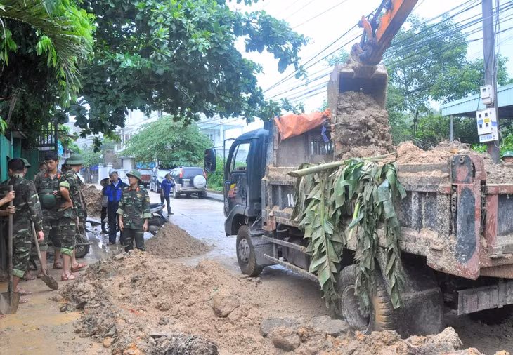 Huy động phương tiện, máy móc hỗ trợ, đẩy nhanh tiến độ khắc phục hậu quả.