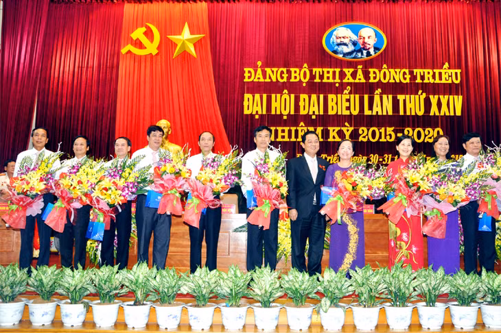 Đồng chí Vũ Văn Học, Bí thư Thị ủy Đông Triều nhiệm kỳ 2015-2020 tặng hoa chia tay các đồng chí không tham gia BCH Đảng bộ thị xã nhiệm kỳ mới.