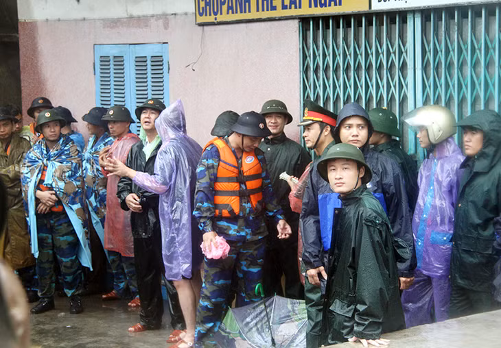 Các đơn vị quân đội trên địa bàn TP Cẩm Phả phối hợp với Lữ đoàn Hải quân 147, Quân khu 3 di chuyển nhân dân phường Mông Dương tới khu vực an toàn (Ảnh đơn vị cung cấp)