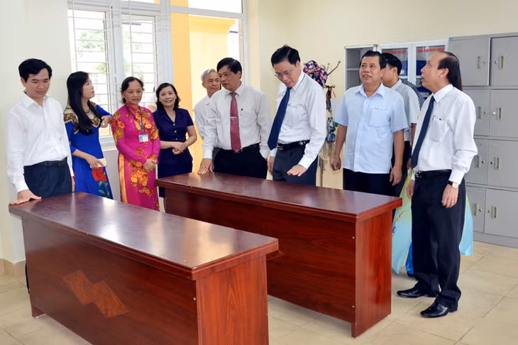Các đại biểu tham quan cơ sở vật chất lớp học Trường THCS Lý Tự Trọng