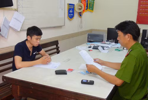Một trong những nghi can tại cơ quan điều tra. Ảnh. Công an cung cấp.