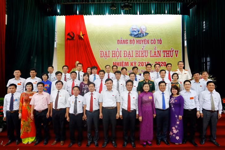 Phó Bí thư Thường trực Tỉnh ủy, Trưởng Đoàn ĐBQH tỉnh Đỗ Thị Hoàng chúc mừng và chụp ảnh lưu niệm với Ban Chấp hành Đảng bộ huyện nhiệm kỳ 2015-2020.