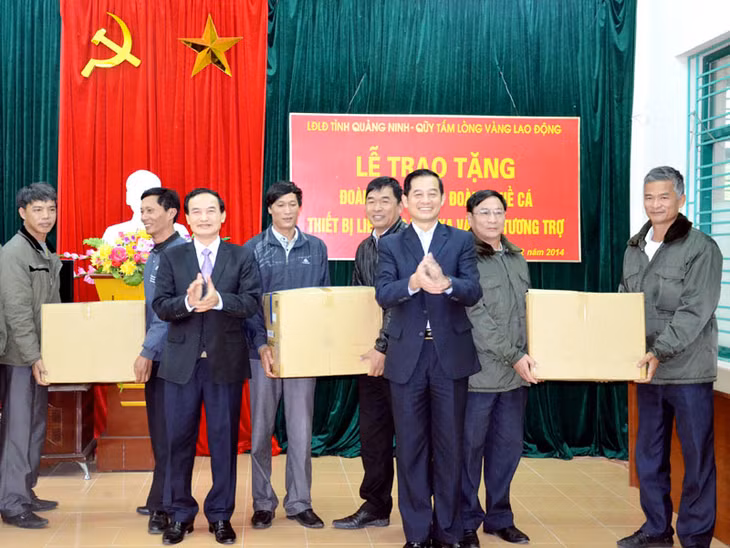 Lãnh đạo LĐLĐ tỉnh và huyện Vân Đồn tặng thiết bị liên lạc tầm xa (ICOM) cho ngư dân 3 nghiệp đoàn nghề cá huyện Vân Đồn.