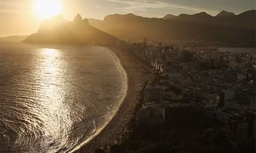  Cảnh hoàng hôn ở bãi biển Ipanema, Rio de Janerio, Brazil. 