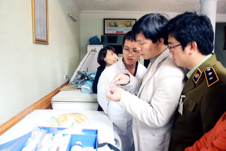 Đoàn kiểm tra liên ngành kiểm tra vệ sinh ATTP tại Công ty TNHH Đầu tư phát triển và Thương mại Hoàng Lộc, phường Quảng Yên (TX Quảng Yên).
