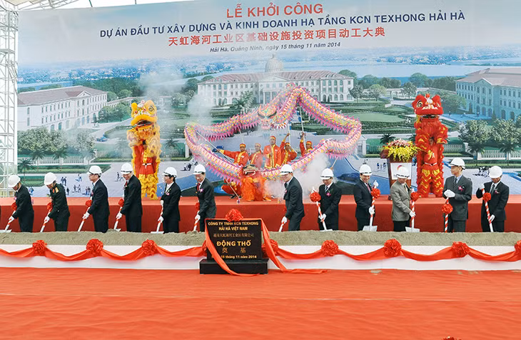 Hải Hà đang từng bước thực hiện chuyển dịch cơ cấu kinh tế, tăng dần tỉ trọng các ngành công nghiệp, tiểu thủ công nghiệp và dịch vụ. Trong ảnh: Lễ động thổ khởi công Dự án Đầu tư xây dựng và kinh doanh hạ tầng KCN TEXHONG Hải Hà (tháng 11-2014). Ảnh: Thái Cảnh.