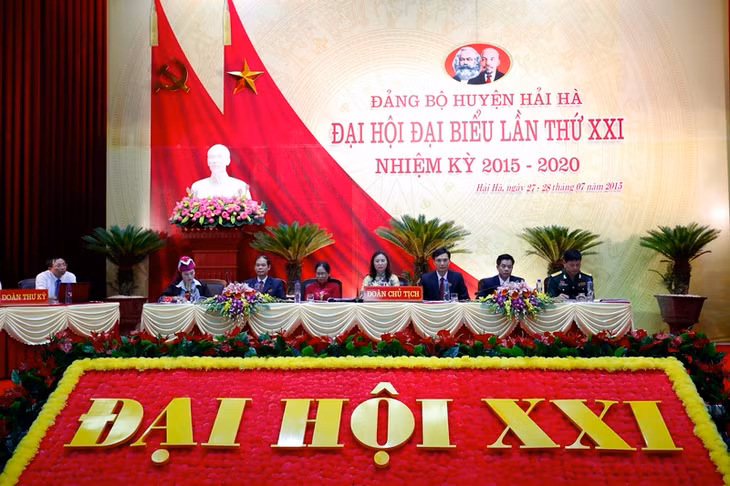 Đoàn Chủ tịch điều hành đại hội.