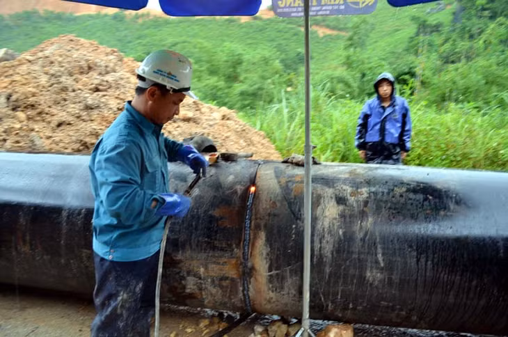 Được các công nhân hàn nối lại với nhau