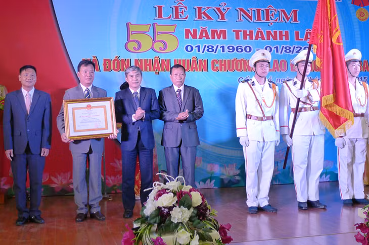 Tập thể Công ty CP CN Ô tô Vinacomin được tặng thưởng Huân chương lao động hạng 3