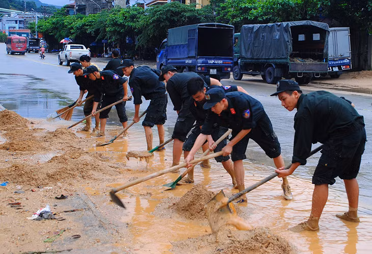 100% Cán bộ chiến sỹ CSCĐ Công an tỉnh được huy động giúp nhân dân dịp này.