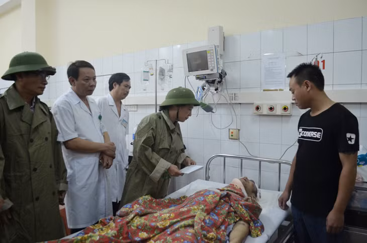 Đồng chí Vũ Thị Thu Thủy, Phó Chủ tịch UBND tỉnh thăm các nạn nhân bị thương do mưa lớn tại Bệnh viện đa khoa tỉnh