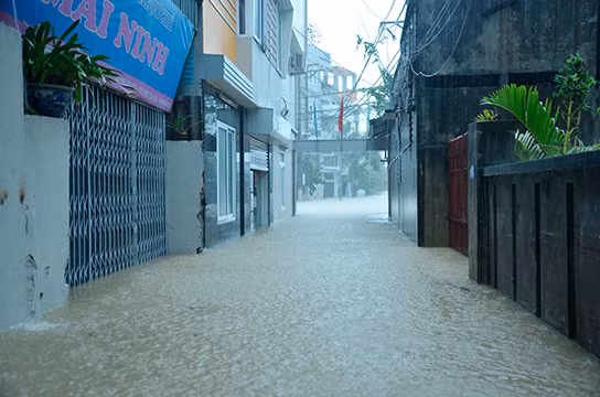 Con mưa lớn làm ngập lụt trên diện rộng tại các tổ 26,27,28,29 khu 3, phường Cao Thắng