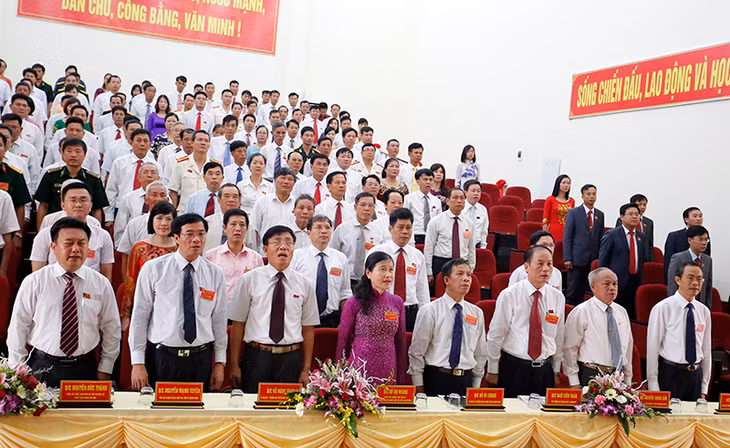 Các đồng chí lãnh đạo tỉnh và các đại biểu làm lễ chào cờ trong phiên khai mạc.