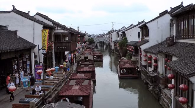 Thành phố lịch sử Tô Châu được nhiều người ngưỡng mộ bởi vẻ đẹp của những khu vườn và các kênh đào của nó. 15 kênh đào nhỏ ở đây đan chéo nhau, trong đó có kênh đào dài nhất xấp xỉ Grand Canal ở Venice, Italy, được xây dựng giữa năm 581 và 618. Giống như Grand Canal, kênh đào ở Tô Châu cũng len lỏi qua nhiều nơi đẹp trong lòng thành phố.