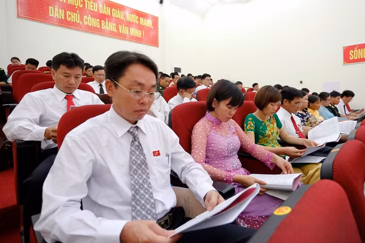 Các đại biểu nghiên cứu văn kiện Đại hội.