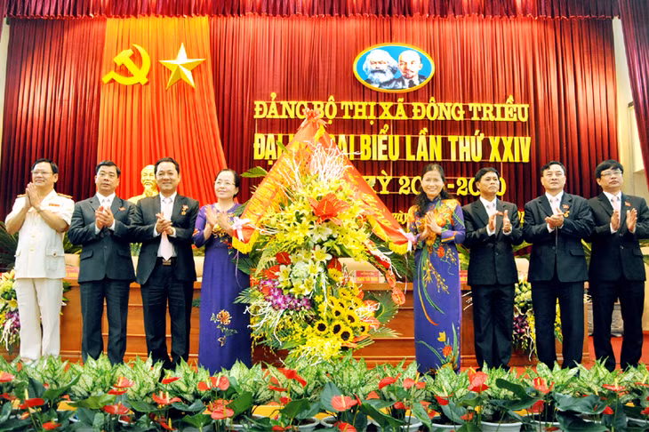 Đồng chí Đỗ Thị Hoàng, Phó Bí thư Thường trực Tỉnh uỷ, Trưởng đoàn ĐBQH tỉnh tặng hoa chúc mừng Đại hội.