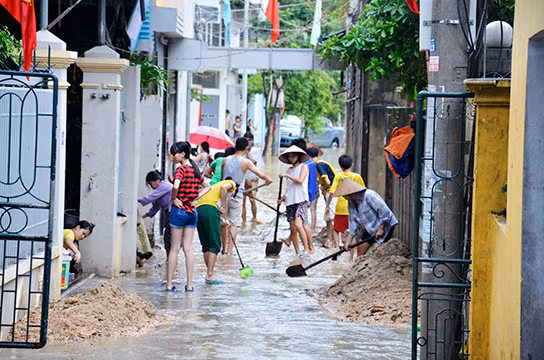 Những ngày này người dân vùng lũ đang khẩn trương dọn dẹp đất đá.