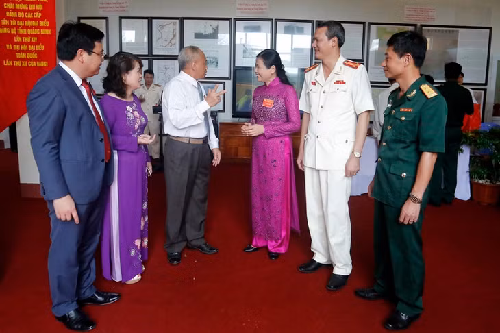 Đồng chí Đỗ Thị Hoàng, Phó Bí thư Thường trực Tỉnh ủy trò chuyện với các đại biểu dự Đại hội.