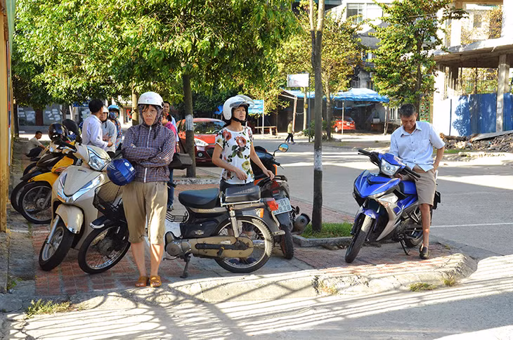 Rất đông phụ huynh đứng trước cổng trường đợi con vào phòng thi mới ra về