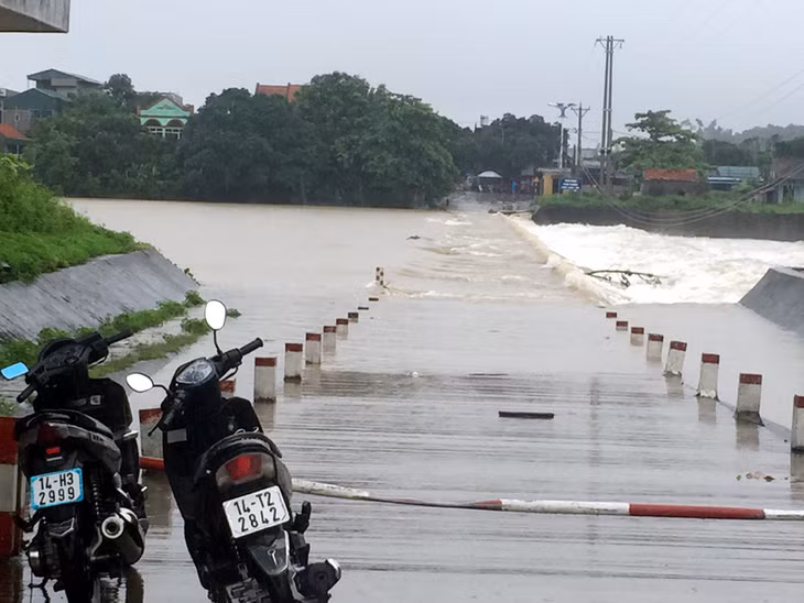 Taij khu vực đập tràn của thị trấn Quảng Hà, các phương tiện không thể lưu thông được.