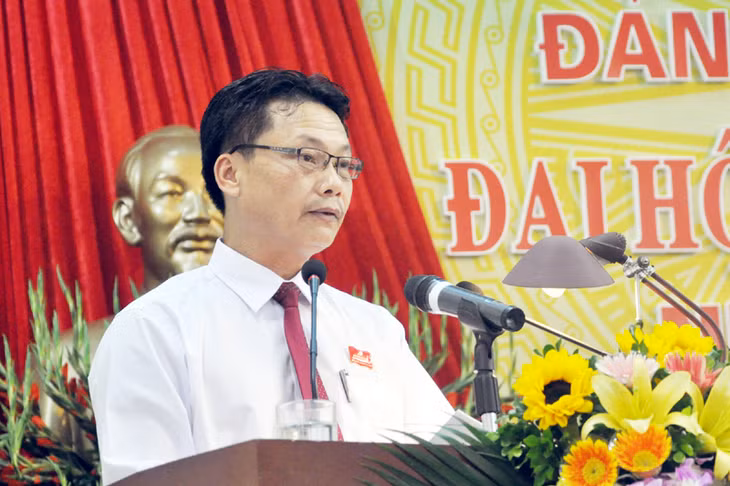 Đồng chí Triệu Văn Hải, Huyện ủy viên, Phó Chủ tịch UBND huyện báo cáo tổng hợp ý kiến tham gia vào các văn kiện Đại hội XII của Đảng.