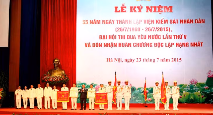 Đồng chí Nguyễn Xuân Phúc, Ủy viên Bộ Chính trị, Phó Thủ tướng Chính phủ trao tặng danh hiệu Anh hùng Lao động cho VKSND tỉnh Quảng Ninh (bên phải) và VKSND TP Hà Nội.